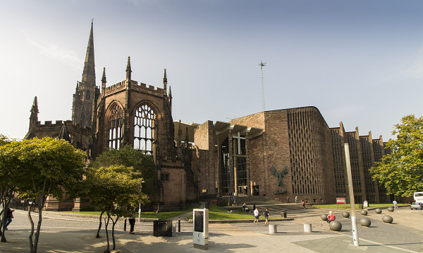 Coventry, 2016, Neubau der Kathedrale neben der Ruine der alten, Wikimedia Commons cc-by-2.0, Jules & Jenny