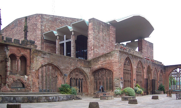 Coventry, 2004, Ruine der alten Kathedrale mit Neubau im Hintergrund, Wikipedia Commons, carom