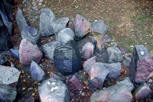 Rumbula, 2009, Granitsteine mit Namen von Ermordeten, Ronnie Golz