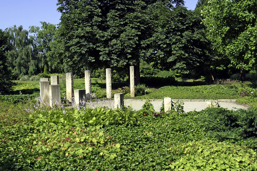 Ahlem, 2003, Denkmal am Standort der ehemaligen Laubhütte, Mahn- und Gedenkstätte Ahlem der Region Hannover