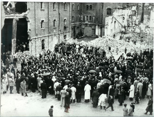 Triest, vermutlich 1945, Gedenkveranstaltung vor dem gesprengten Krematorium, Civico Museo della Risiera di San Sabba – Civici Musei di Storia ed Arte