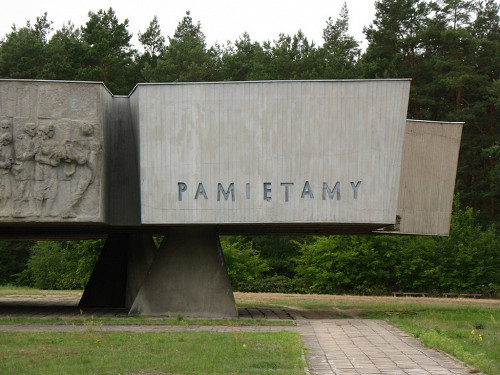 Kulmhof, 2008, Denkmal aus dem Jahr 1964 mit der Aufschrift: »Wir erinnern«, Jakub Krajniak