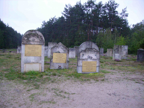 Kulmhof, 2006, »Waldlager«: Grabsteine vom zerstörten jüdischen Friedhof in Turek erinnern an die einstige Gemeinde, Thomas Herrmann, Berlin