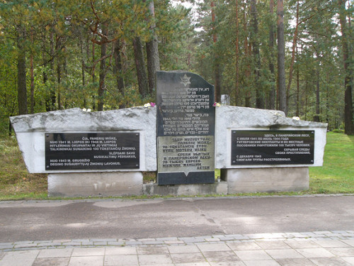 Ponary, 2004, Nach der Unabhängigkeit Litauens aufgestellter Gedenkstein, Stiftung Denkmal