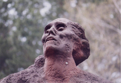 Sobibor, o.D., Detailansicht der Skulptur »Gefangene mit Kind«, Ronnie Golz