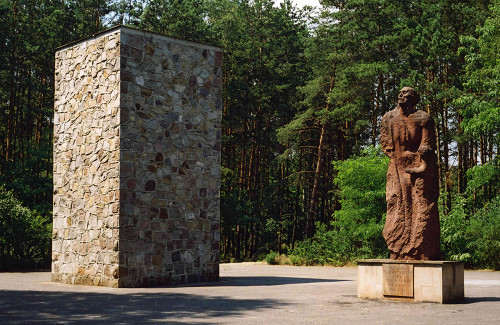 Sobibor, o.D., Das 1965 aufgestellte Denkmal im Zustand vor dem Umbau der Gedenkstätte, Stiftung Denkmal