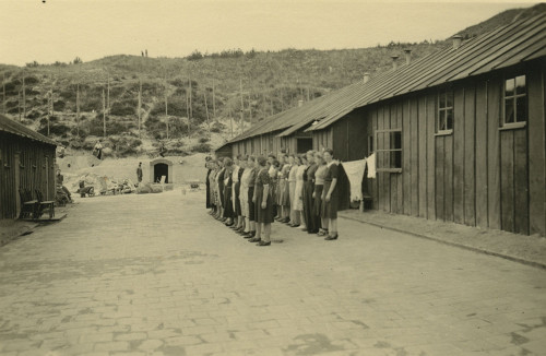 Schoorl, 1941, Weibliche Gefangene treten zum Appell an, Image bank WW2 – NIOD