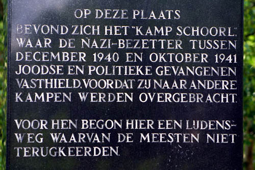 Bergen-Schoorl, o.D., Inschrift auf dem Denkmal Lager Schoorl: »Von hier aus begann ein Leidensweg, von dem die meisten nicht zurückkehrten«, Gemeente Bergen