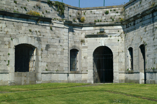 Huy, 2004, Innenhof der Festung heute, Fédération du Tourisme de la Province de Liège