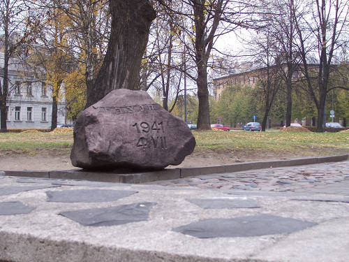 Riga, 2005, Gedenkstein bei der Ruine der Großen Choralsynagoge, Stiftung Denkmal, Adam Kerpel-Fronius