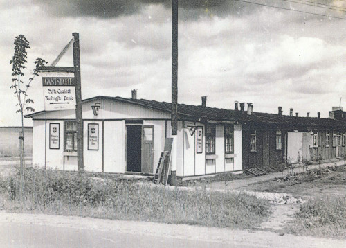 Nützen, vermutlich Anfang 1950er Jahre, Eine als Gaststätte genutzte ehemalige Lagerbaracke (1972 abgerissen), KZ-Gedenkstätte Kaltenkirchen