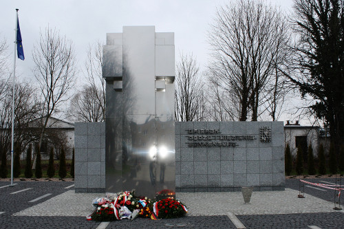 Sonnenburg, 2015, Das 2014 eingeweihte Denkmal vor dem Museumsgebäude, Stiftung Denkmal
