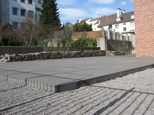 Wuppertal, 2010, Grundriss der ehemaligen Synagoge aus Granitplatten, im Hintergrund die Grundmauern, Stiftung Denkmal, Sarah von Urff