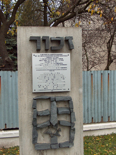 Sered, 2004, Denkmal aus dem Jahr 1998 für die Opfer des Zwangsarbeits- und Konzentrationslagers, Stiftung Denkmal