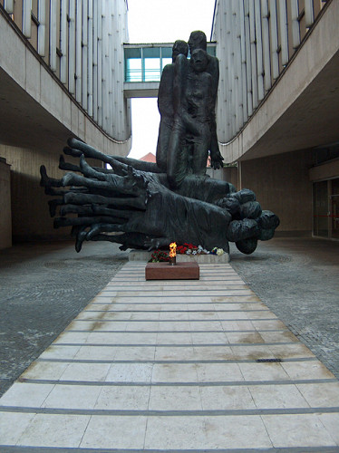 Neusohl, 2004, Denkmal im Museumskomplex, Stiftung Denkmal
