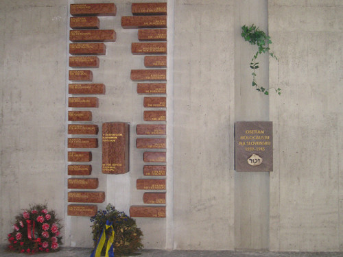 Neusohl, 2004, Gedenkwand für Opfer des Nationalsozialismus im Museum, Múzeum SNP