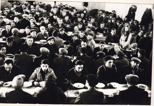 Nováky, 1942/43, Jüdische Zwangsarbeiter beim Essen, Múzeum SNP