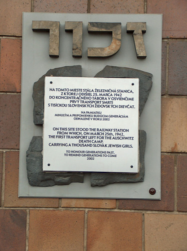 Deutschendorf, 2004, Gedenktafel am Bahnhof für die deportierten jüdischen Mädchen, Stiftung Denkmal