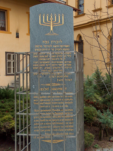 Preschau, 2004. Gedenkstein für die Opfer des Holocaust im Hof der Synagoge, Stiftung Denkmal