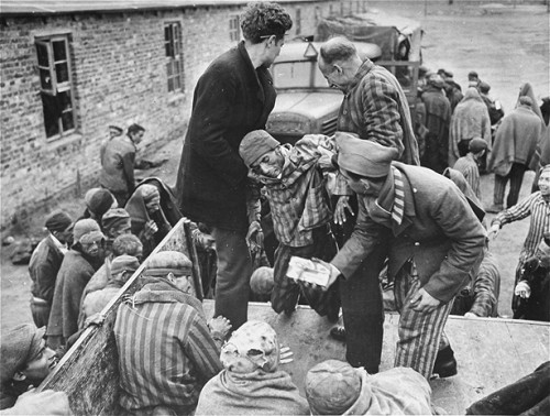 Wöbbelin, Frühjahr 1945, Überlebende kurz nach der Befreiung des Lagers durch die Amerikaner, USHMM