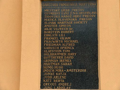 Preschau, 2004, Tafel mit Namen von Opfern an der Synagogenmauer, Stiftung Denkmal