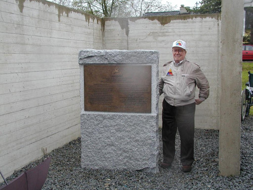 Gusen, o.D., US-Befreierdenkmal mit dem Kriegsveteranen Vincent Mahler, KZ-Gedenkstätte Gusen, Martha Gammer