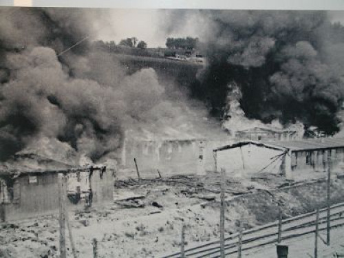 Gusen, 17. Mai 1945, Das typhusverseuchte Lager Gusen II wird von der US-Armee abgebrannt, USHMM, Charles R. Sandler