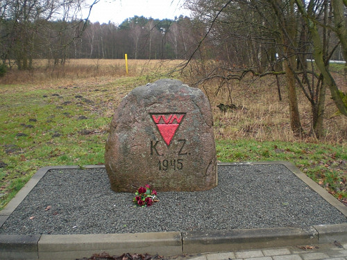 Wöbbelin, 2006, Gedenkstein am Standort des ehemaligen Lagers, Mahn- und Gedenkstätten Wöbbelin