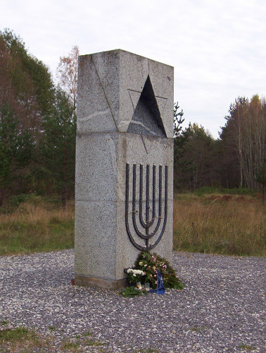 Klooga, 2004, Das 1994 eingeweihte Denkmal, Stiftung Denkmal