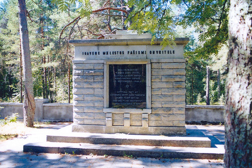Klooga, 2004, Das 1951 von sowjetischen Behörden errichtete Denkmal für die »Opfer des Faschismus«, Stiftung Denkmal