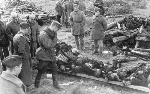 Klooga, 1944, Sowjetische Soldaten sichten die Leichen, Yad Vashem