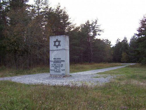 Klooga, 2004, Rückseite des 1994 eingeweihten Denkmals mit der Inschrift: »Zur Erinnerung an die in Estland ermordeten Juden«, Stiftung Denkmal