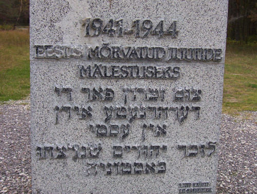 Klooga, 2004, Inschrift auf dem Denkmal von 2004: »In Erinnerung an die ermordeten Juden«, Stiftung Denkmal