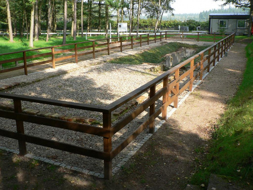 Nützen, 2005, Die 1997 freigelegten Überreste der Wasch- und Latrinenbaracke mit Leichenablageplatz, KZ-Gedenkstätte Kaltenkirchen