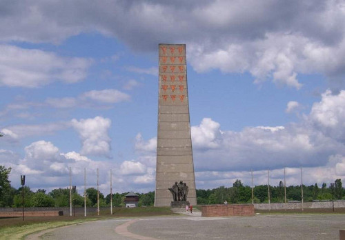 Oranienburg, 2006, Zentrales Monument der »Nationalen Mahn- und Gedenkstätte« aus den 1960er Jahren, davor eine Skulptur mit dem Titel »Befreiung«, Stiftung Denkmal