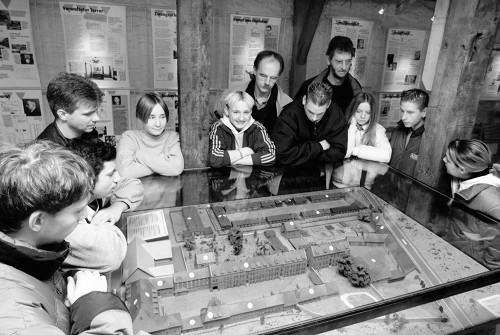 Moringen, 2002, Schulklasse beim Besuch der Gedenkstätte, Hessische Niedersächsische Allgemeine