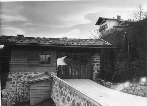 Berchtesgaden, zwischen 1933 und 1945, Die Einfahrt zum »Berghof«, rechts oben das Haus Adolf Hitlers, Bundesarchiv, Bild 183-1999-0412-502, Heinrich Hoffmann