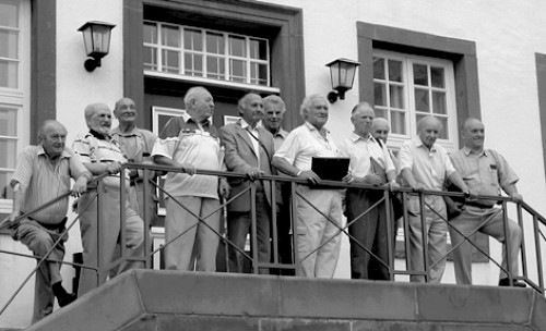 Moringen, 2002, Ehemalige Häftlinge vor dem früheren Kommandanturgebäude, Hessische Niedersächsische Allgemeine