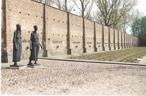 Ravensbrück, 1996, Die »Frauengruppe« des Künstlers Willi Lammert an der »Mauer der Nationen«, Mahn- und Gedenkstätte Ravensbrück, Heinz Heuschkel