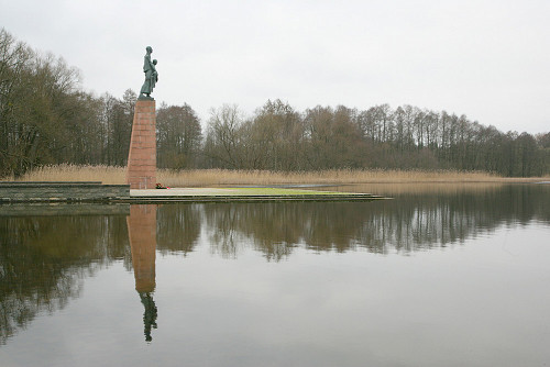 Ravensbrück, 2007, Skulptur »Die Tragende« des Bildhauers Will Lammert, Johannes-Maria Schlorke