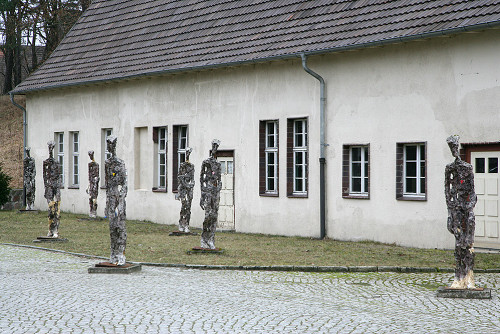 Ravensbrück, 2010, Die 1996 aufgestellten »Figuren gegen das Vergessen« des Künstlers Stuart N.R. Wolfe, Johannes-Maria Schlorke