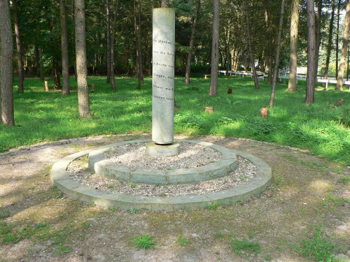 Nützen, 2005, Die Steinskulptur »Drehstein«, KZ-Gedenkstätte Kaltenkirchen