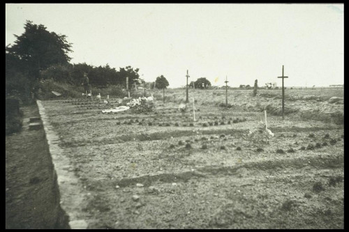 Ladelund, 1944, Die frischen Gräber der Toten aus dem KZ Ladelund 1944, KZ Gedenk- und Begegnungsstätte Ladelund