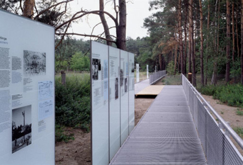 Jamlitz, 2003, Ein Teil der Ausstellung auf dem Gelände des ehemaligen Arbeitslagers, Ulrich Schwarz