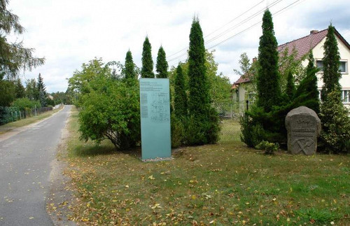 Jamlitz, 2009, Eingang zum ehemaligen Lagergelände mit Markierungsstein von 1944, Stiftung Denkmal
