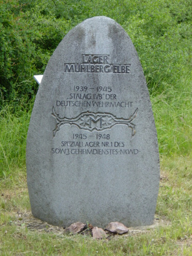 Mühlberg, 2004, Gedenkstein beim Eingang zum ehemaligen Lagergelände, Graham Johnson