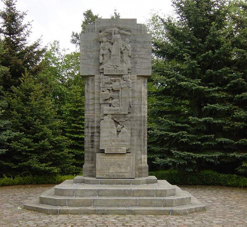 Neuburxdorf, 2004, Das 1944 von französischen Kriegsgefangenen errichtete Denkmal auf dem Kriegsgefangenenfriedhof, Graham Johnson