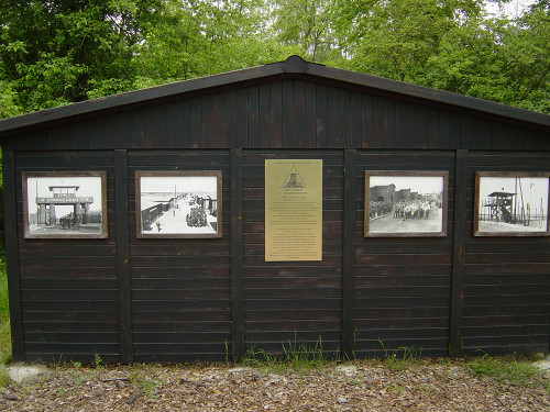 Mühlberg, 2004, Informationstafel auf dem ehemaligen Lagergelände, Graham Johnson