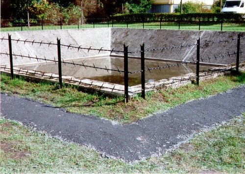 Saarbrücken, 1999, Der mit einem Stacheldrahtzaun umgebene Löschteich ist in den heutigen Gedenkort integriert, Initiative Neue Bremm