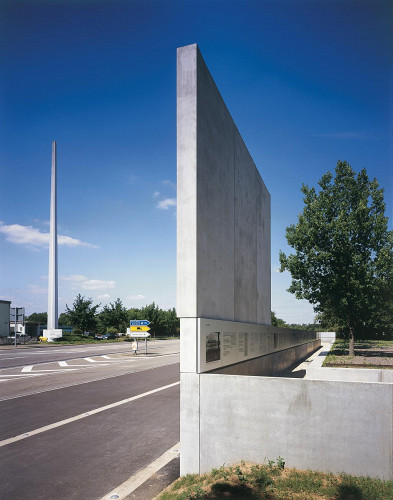 Saarbrücken, 2005, Ansicht des Denkmals »Hotel der Erinnerung«, links das 1947 aufgestellte Mahnmal, Stiftung Denkmal, Johannes-Maria Schlorke